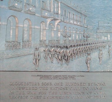 Figura 7 Detalle del monumento en bronce y granito a los veteranos de la guerra hispano-cubano-norteamericana en Gloucester (Massachusetts, EE. UU.). Vista del lado norte de la tarja, con la inscripción dedicada a la compañía G del Octavo Regimiento de Infantería de Massachusetts, “reviewed by General Máximo Gómez at Matanzas, Cuba, February 20, 1899”. En la vista se ve al regimiento desfilando frente al Palacio de Gobierno, por la calle Ayuntamiento, compárese con Fig. 2. Fotografía de David Remington (11 de julio de 2014), tomada de Wikipedia (dominio público)